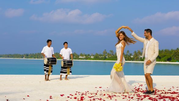 Beach wedding with Maldivian drums (bodu beru)