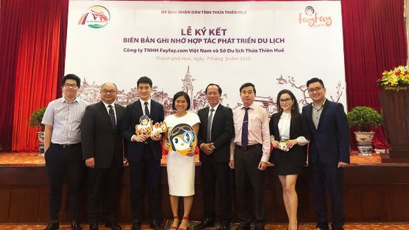 5- Kelvin Wu (3rd from left), Co-founder of Fayfay.com and Nguyen Van Phuc (3rd from right), Deputy Director of the Tourism Department of Thua Thien-Hue