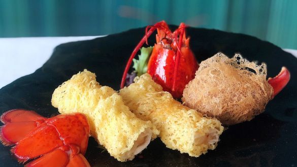Yan Toh Heen  (Taste of Australia Dish) - Crispy Roll Stuffed with Western Australian Baby Lobster and Dragon Fruit - h