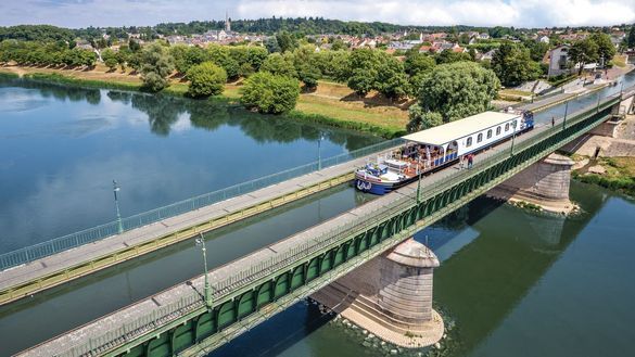 Hotel barge Renaissance crossing the Briare Aqueduct