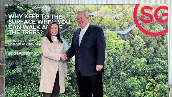 Singapore Tourism Board’s Chief Executive, Ms Melissa Ow (L), and Helloworld’s Chief Executive Officer and Managing Director, Mr Andrew Burnes AO (R)