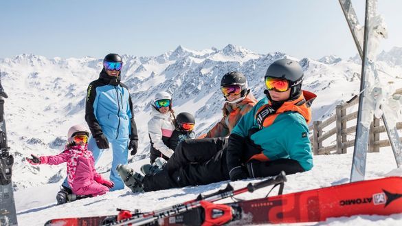 Group of skiers with Skiset equipment