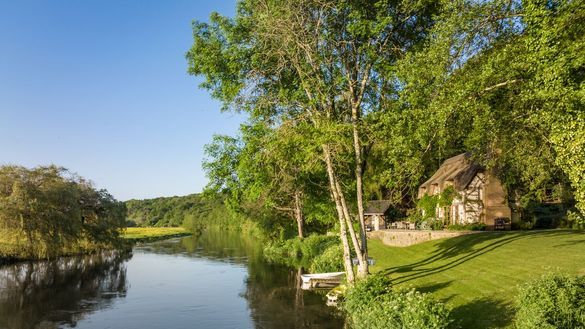 Undercastle Cottage on the banks of the Hampshire Avon River