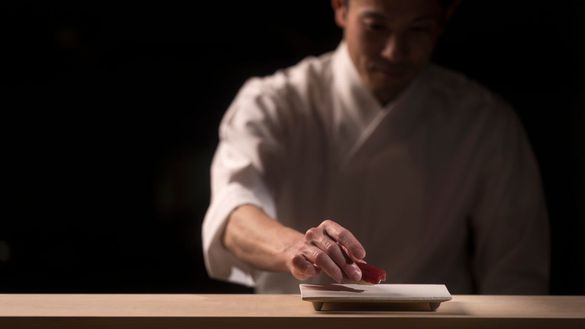 HOSHINOYA Tokyo - Plating Tuna Nigiri HOSHINOYA Tokyo - Plating Tuna Nigiri